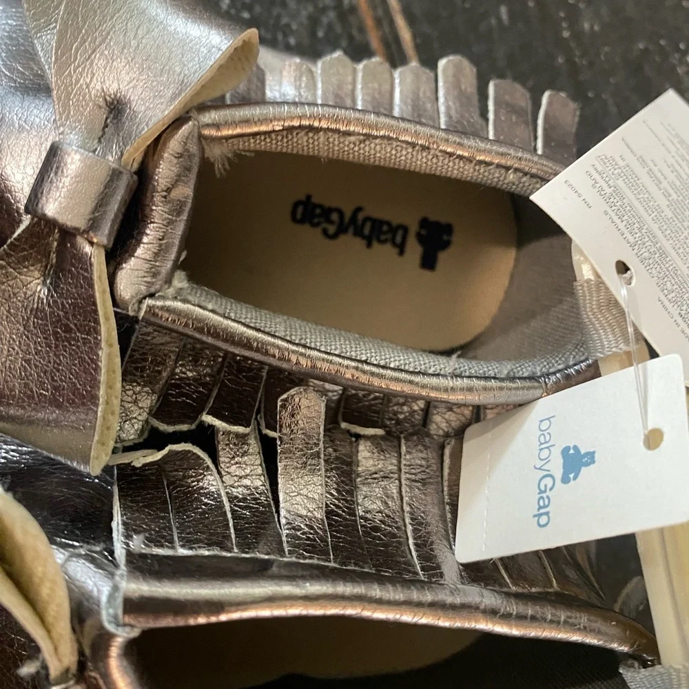 METALLIC fringe leather baby moccasins! Soft soles/good for baby feet 👣 NWT